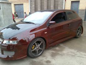 coche pintado de granate