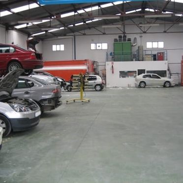 Chapistería Lorenzo reparando vehiculos